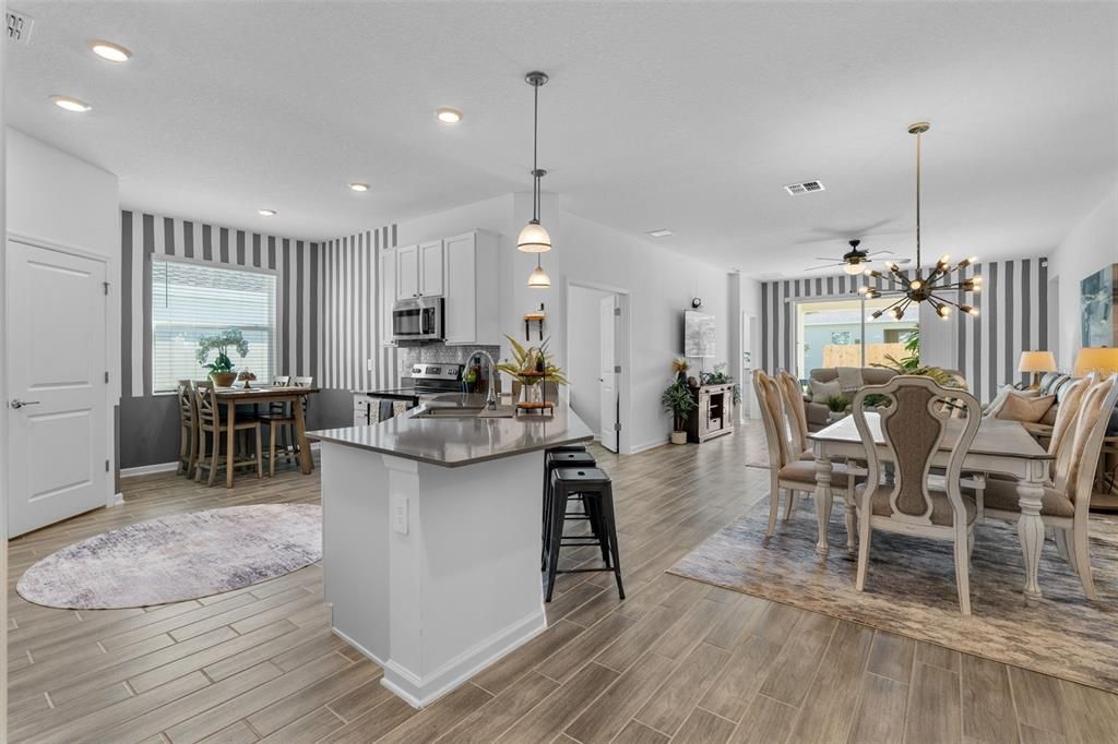 En Venta: $385,000 (4 camas, 3 baños, 2115 Pies cuadrados)