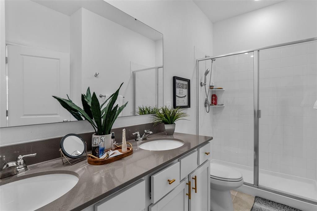 En Venta: $385,000 (4 camas, 3 baños, 2115 Pies cuadrados)