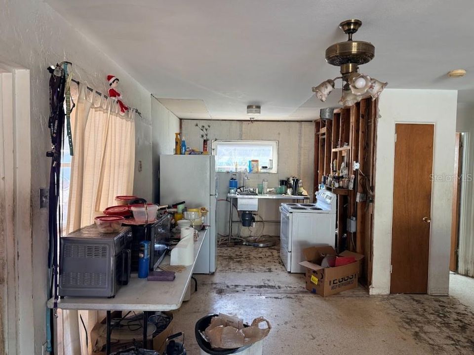 Под контрактом: $199,999 (3 спален, 2 ванн, 1403 Квадратных фут)