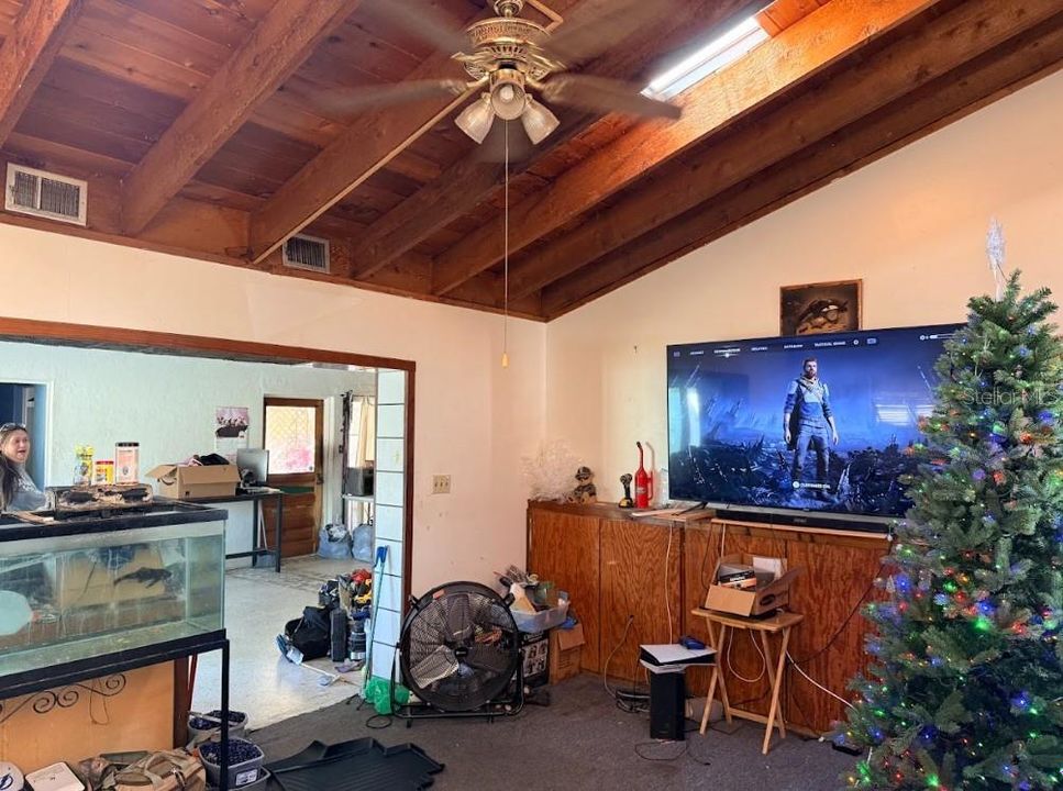 Под контрактом: $199,999 (3 спален, 2 ванн, 1403 Квадратных фут)