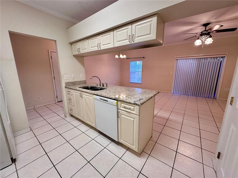 For Rent: $1,400 (2 beds, 2 baths, 1017 Square Feet)