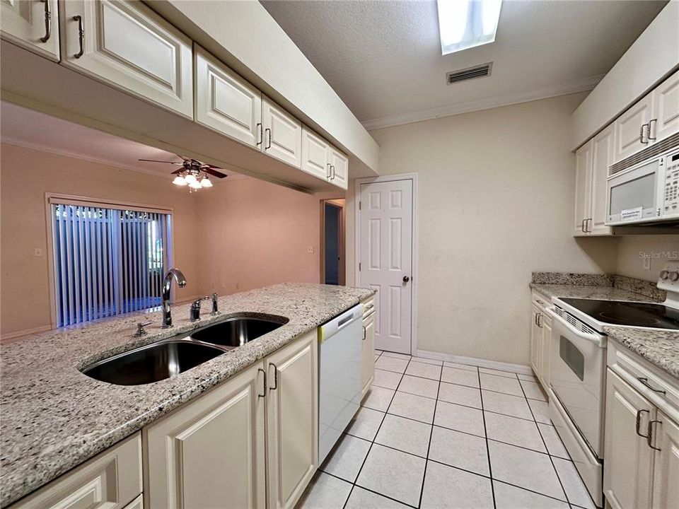 For Rent: $1,400 (2 beds, 2 baths, 1017 Square Feet)