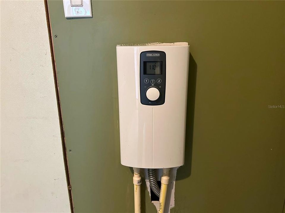 For Sale: $225,000 (4 beds, 2 baths, 2006 Square Feet)