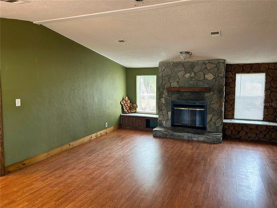 For Sale: $225,000 (4 beds, 2 baths, 2006 Square Feet)