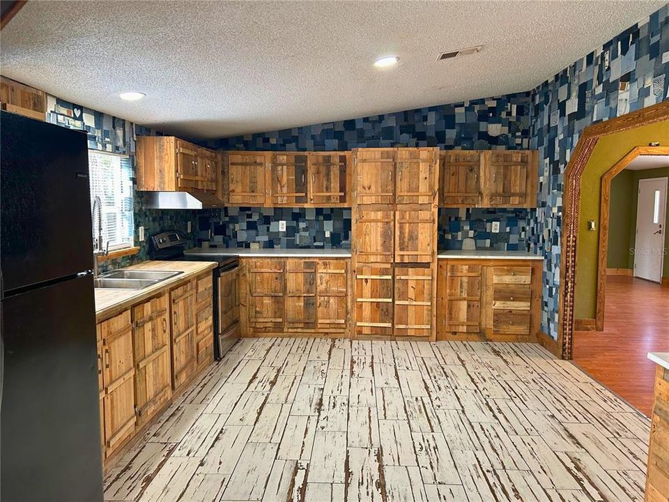 For Sale: $225,000 (4 beds, 2 baths, 2006 Square Feet)