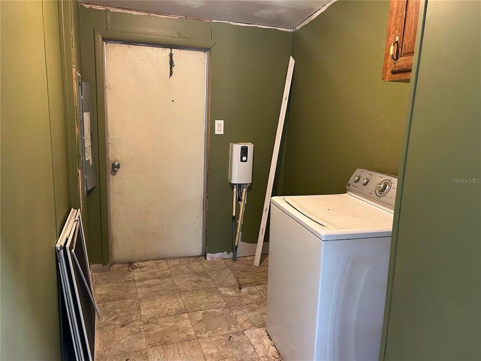 For Sale: $225,000 (4 beds, 2 baths, 2006 Square Feet)