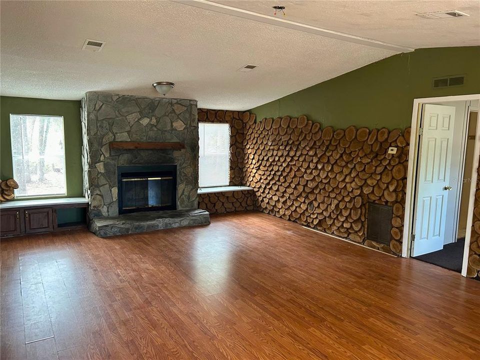 For Sale: $225,000 (4 beds, 2 baths, 2006 Square Feet)