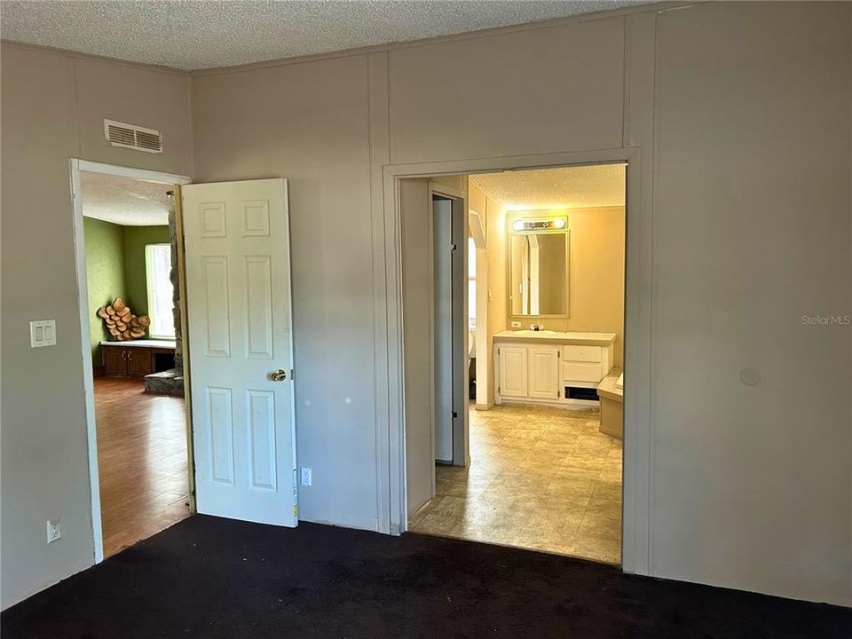 For Sale: $225,000 (4 beds, 2 baths, 2006 Square Feet)