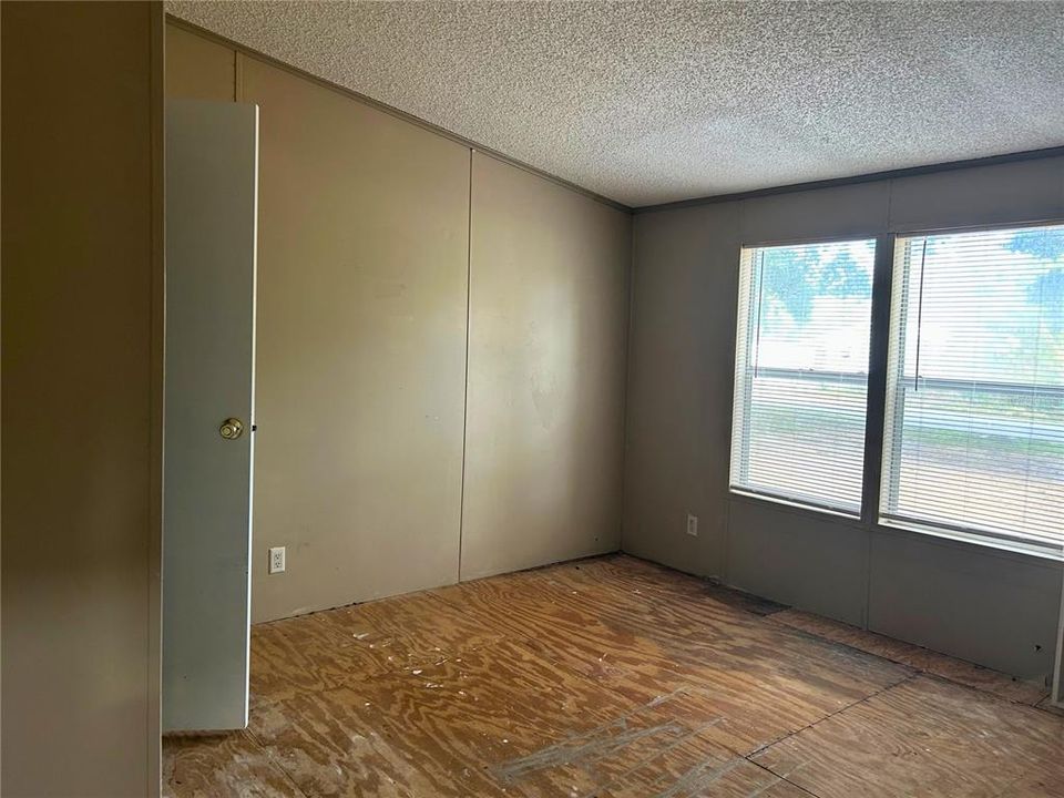 For Sale: $225,000 (4 beds, 2 baths, 2006 Square Feet)