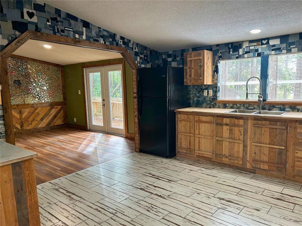 For Sale: $225,000 (4 beds, 2 baths, 2006 Square Feet)