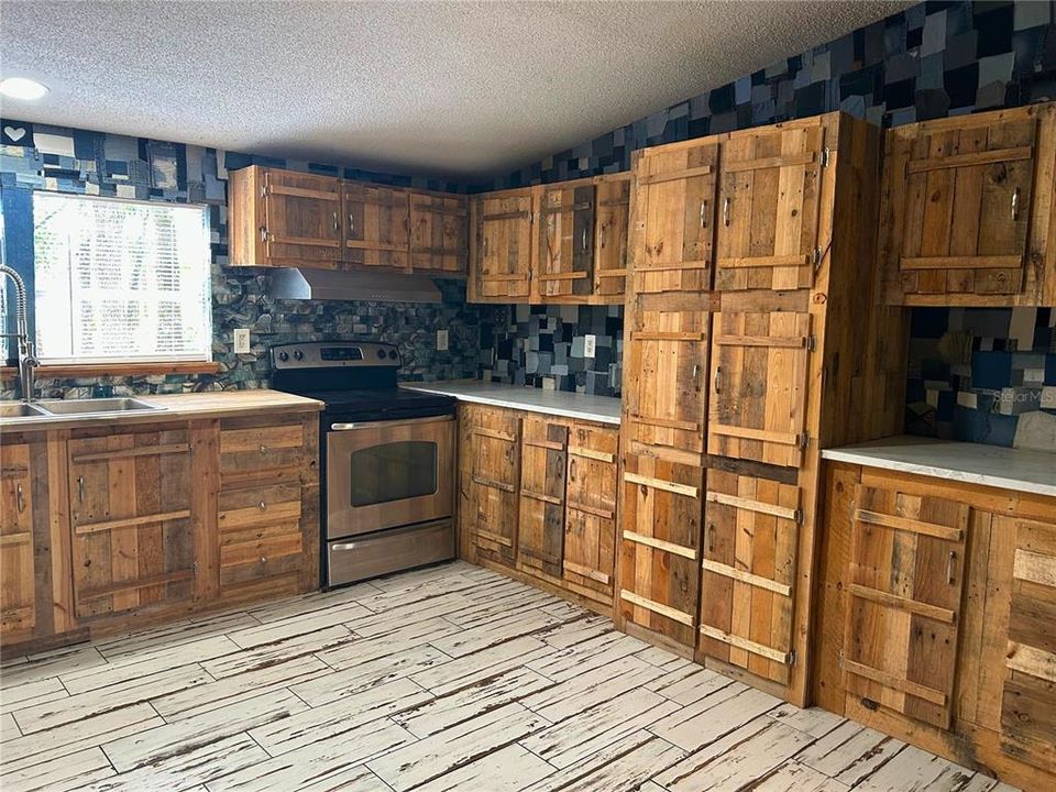 For Sale: $225,000 (4 beds, 2 baths, 2006 Square Feet)