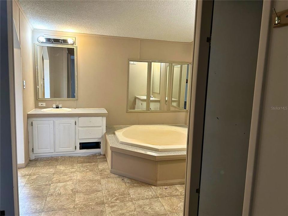 For Sale: $225,000 (4 beds, 2 baths, 2006 Square Feet)