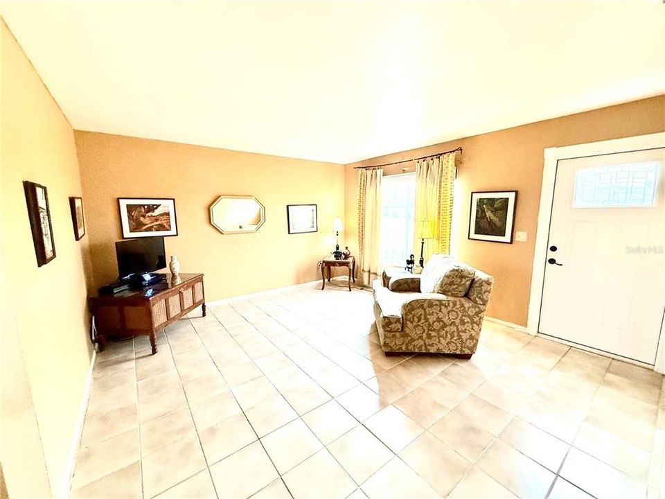 待售: $188,900 (2 贝兹, 2 浴室, 912 平方英尺)