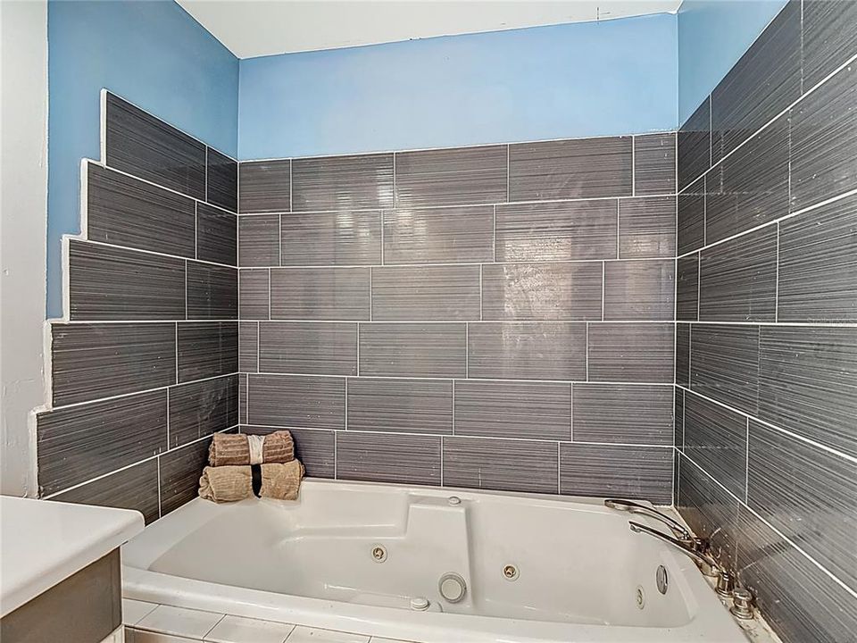 На продажу: $379,900 (3 спален, 2 ванн, 1366 Квадратных фут)