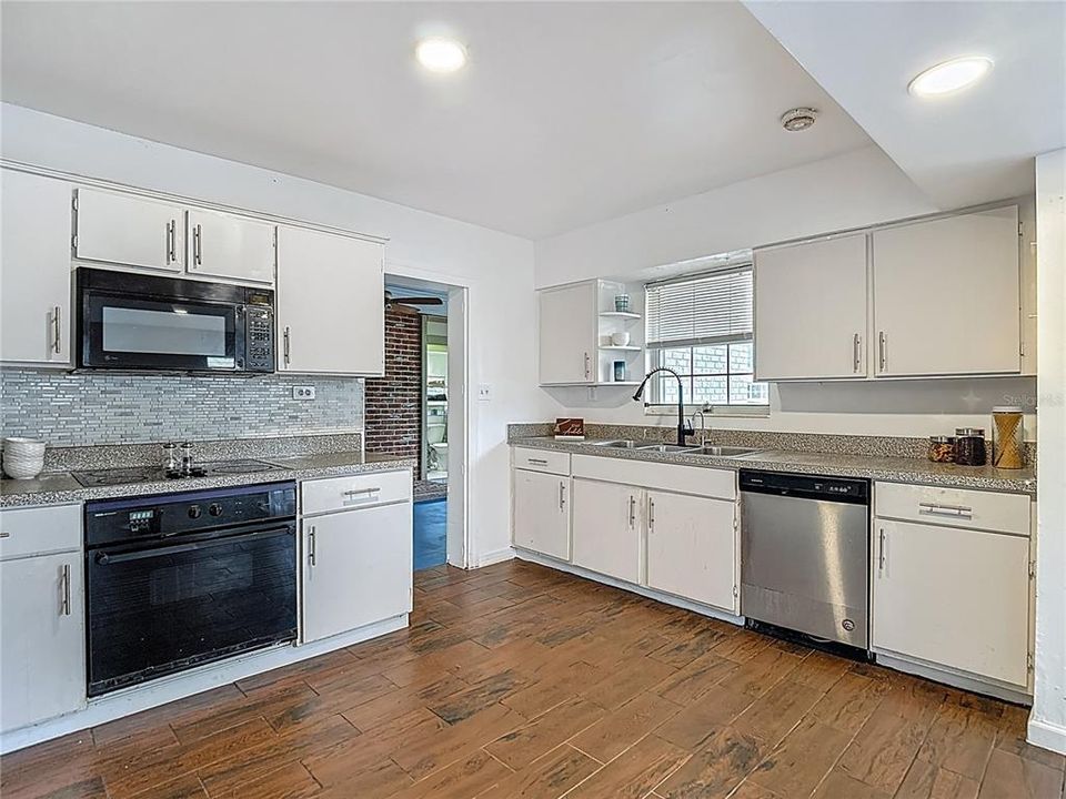 На продажу: $379,900 (3 спален, 2 ванн, 1366 Квадратных фут)