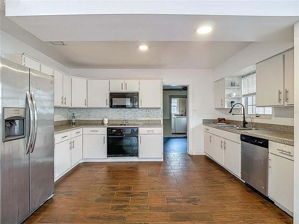 На продажу: $379,900 (3 спален, 2 ванн, 1366 Квадратных фут)