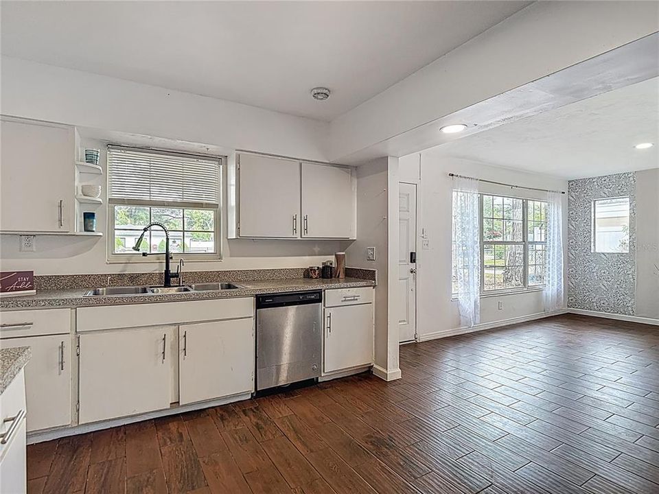 На продажу: $379,900 (3 спален, 2 ванн, 1366 Квадратных фут)