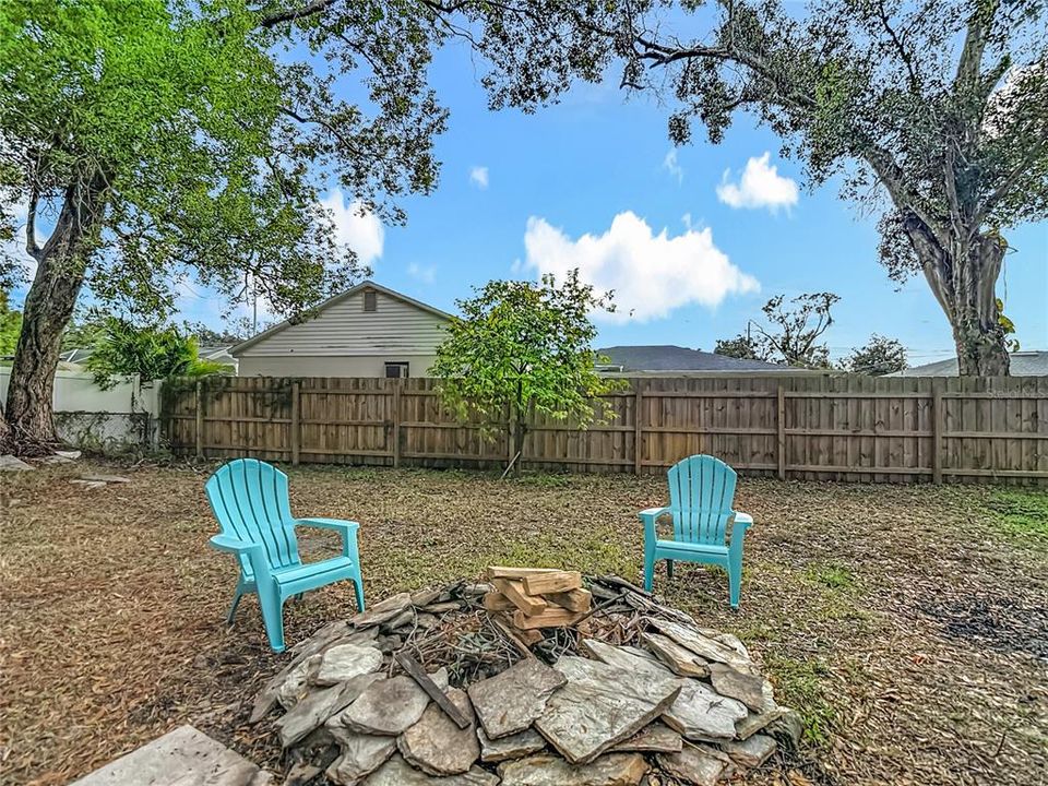 На продажу: $379,900 (3 спален, 2 ванн, 1366 Квадратных фут)