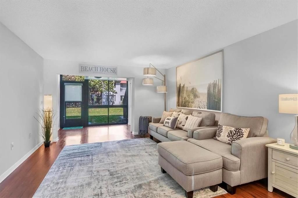 出租: $2,300 (2 贝兹, 2 浴室, 1101 平方英尺)