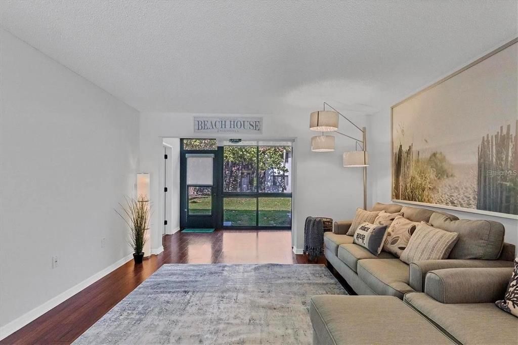 出租: $2,300 (2 贝兹, 2 浴室, 1101 平方英尺)