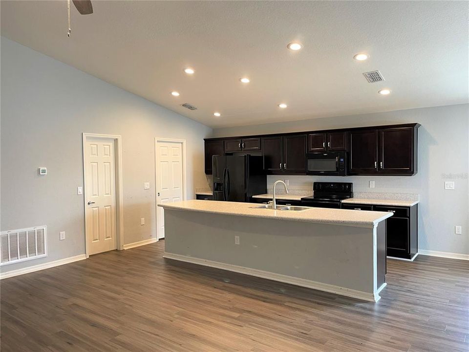 En Renta: $2,595 (4 camas, 2 baños, 1717 Pies cuadrados)