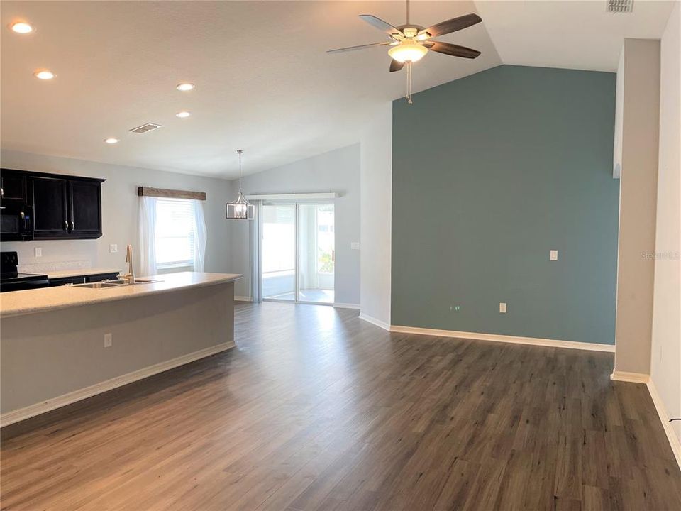 En Renta: $2,595 (4 camas, 2 baños, 1717 Pies cuadrados)