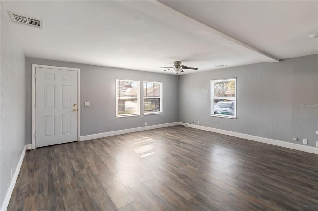 For Rent: $1,600 (1 beds, 1 baths, 720 Square Feet)