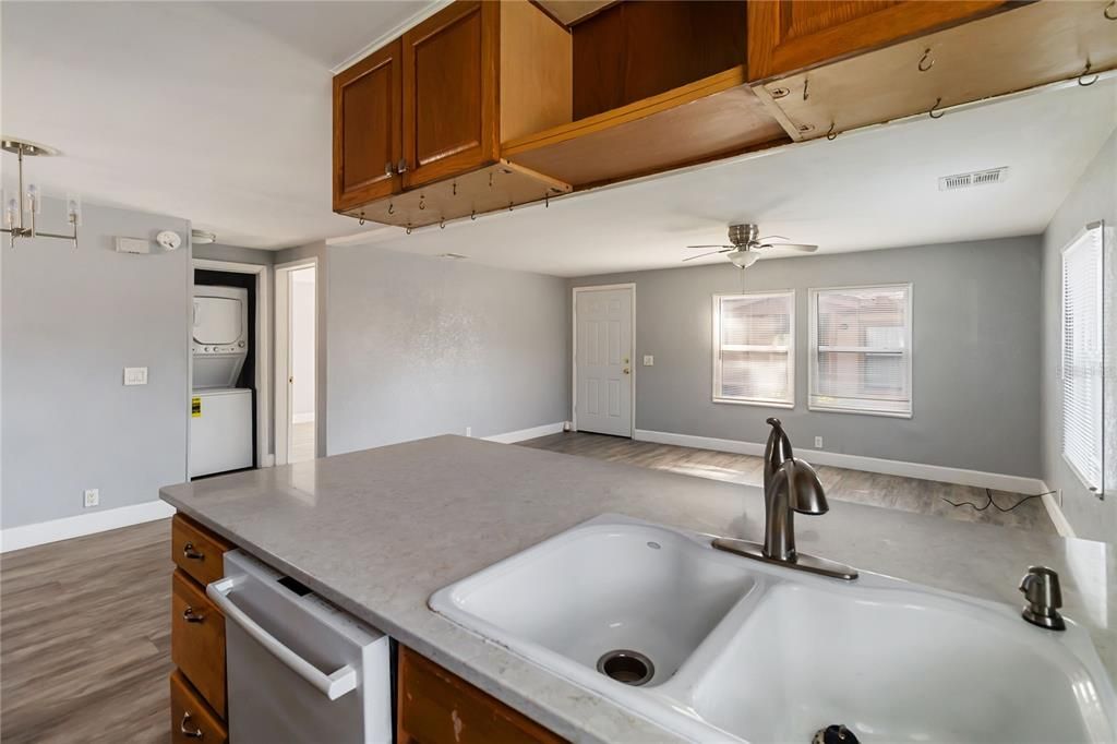 For Rent: $1,600 (1 beds, 1 baths, 720 Square Feet)