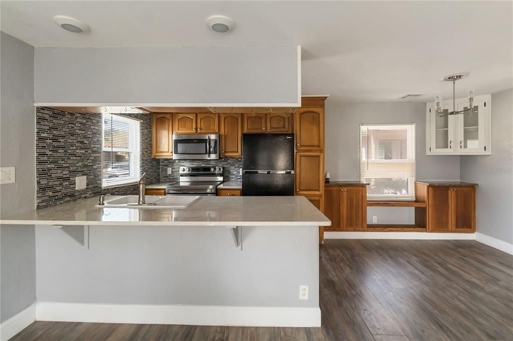 For Rent: $1,600 (1 beds, 1 baths, 720 Square Feet)