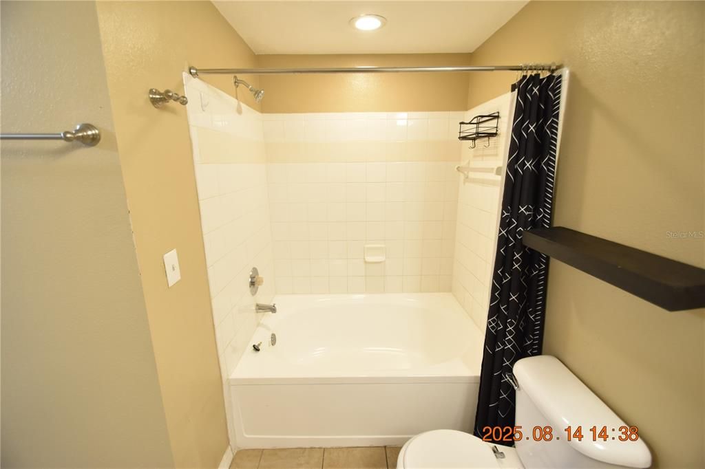 For Rent: $1,595 (1 beds, 1 baths, 867 Square Feet)