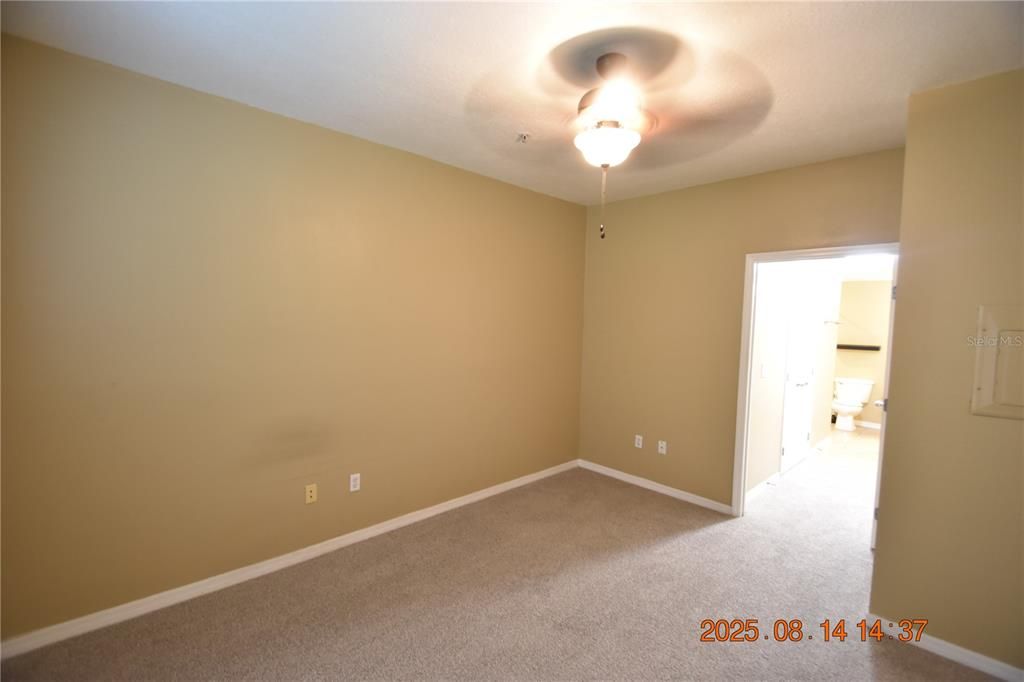 For Rent: $1,595 (1 beds, 1 baths, 867 Square Feet)