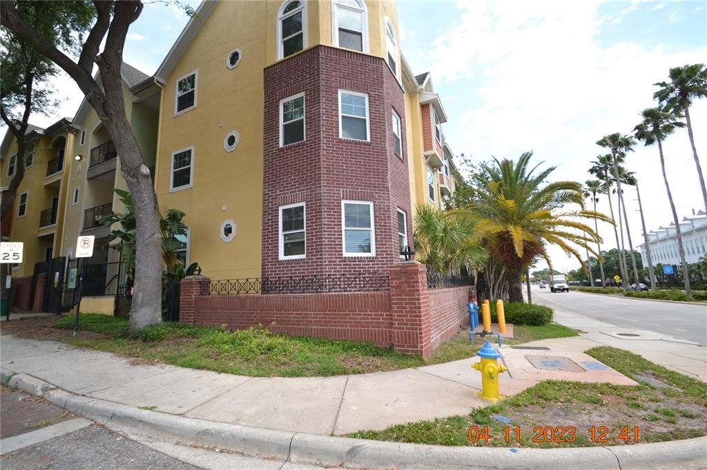 For Rent: $1,595 (1 beds, 1 baths, 867 Square Feet)