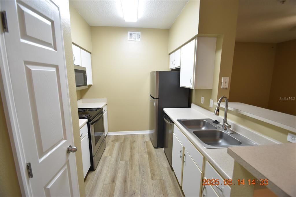For Rent: $1,595 (1 beds, 1 baths, 867 Square Feet)