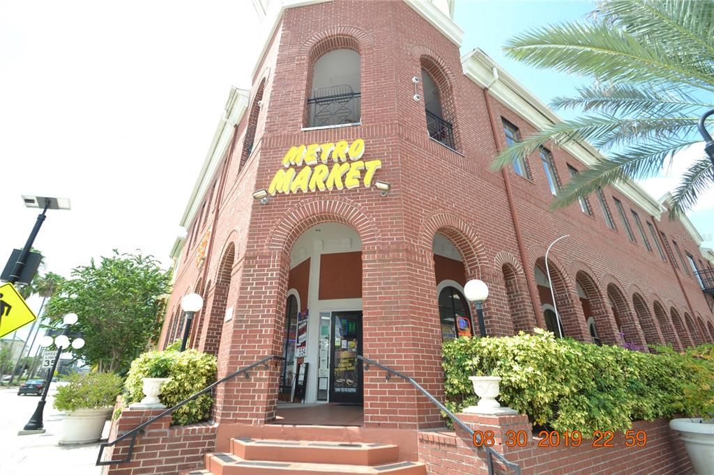 For Rent: $1,595 (1 beds, 1 baths, 867 Square Feet)