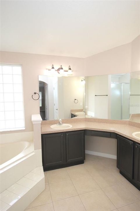 En Renta: $2,350 (4 camas, 3 baños, 2420 Pies cuadrados)