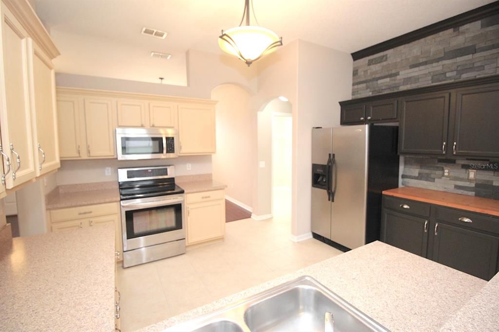 En Renta: $2,350 (4 camas, 3 baños, 2420 Pies cuadrados)