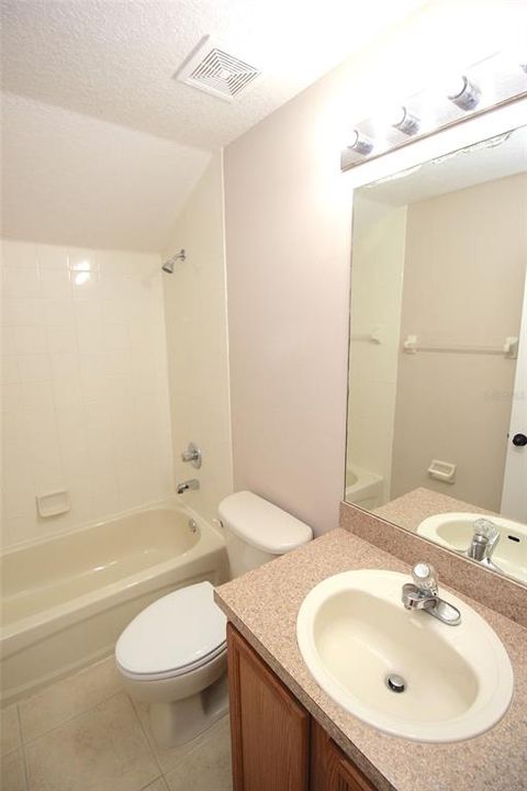 En Renta: $2,350 (4 camas, 3 baños, 2420 Pies cuadrados)