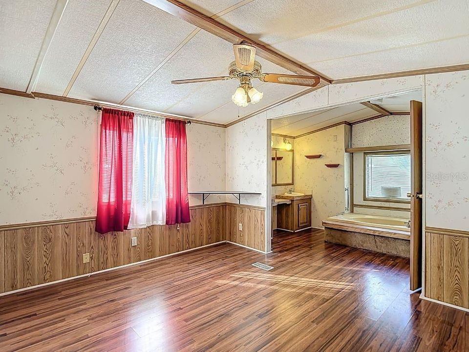 На продажу: $170,000 (2 спален, 2 ванн, 840 Квадратных фут)