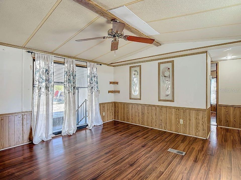 На продажу: $170,000 (2 спален, 2 ванн, 840 Квадратных фут)