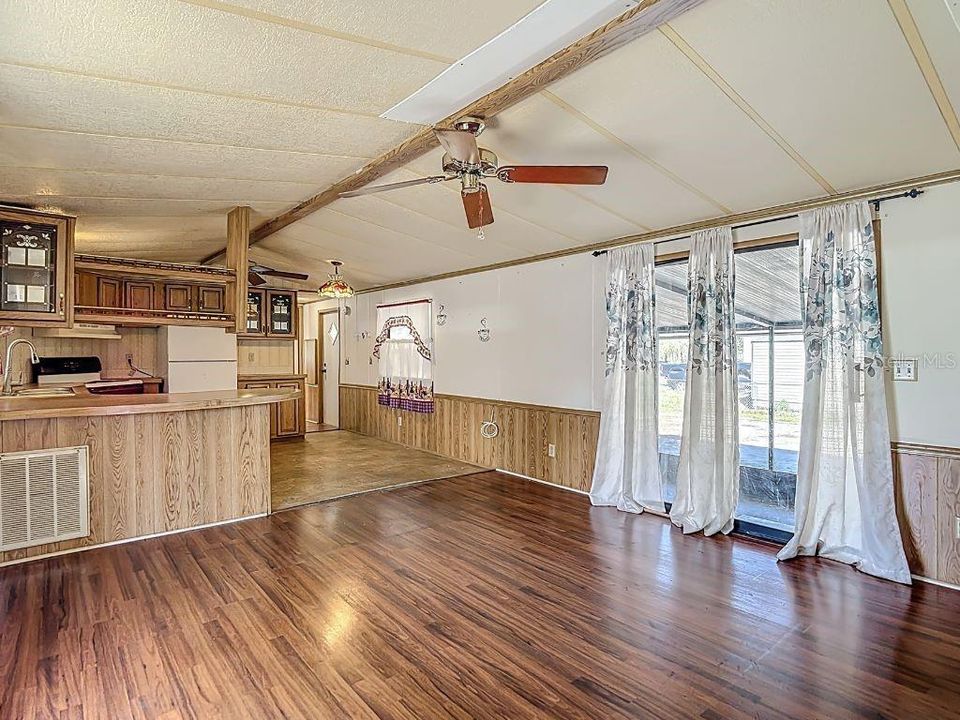 На продажу: $170,000 (2 спален, 2 ванн, 840 Квадратных фут)