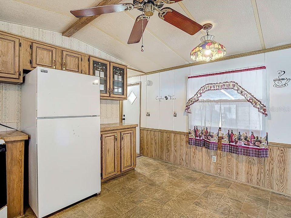 На продажу: $170,000 (2 спален, 2 ванн, 840 Квадратных фут)