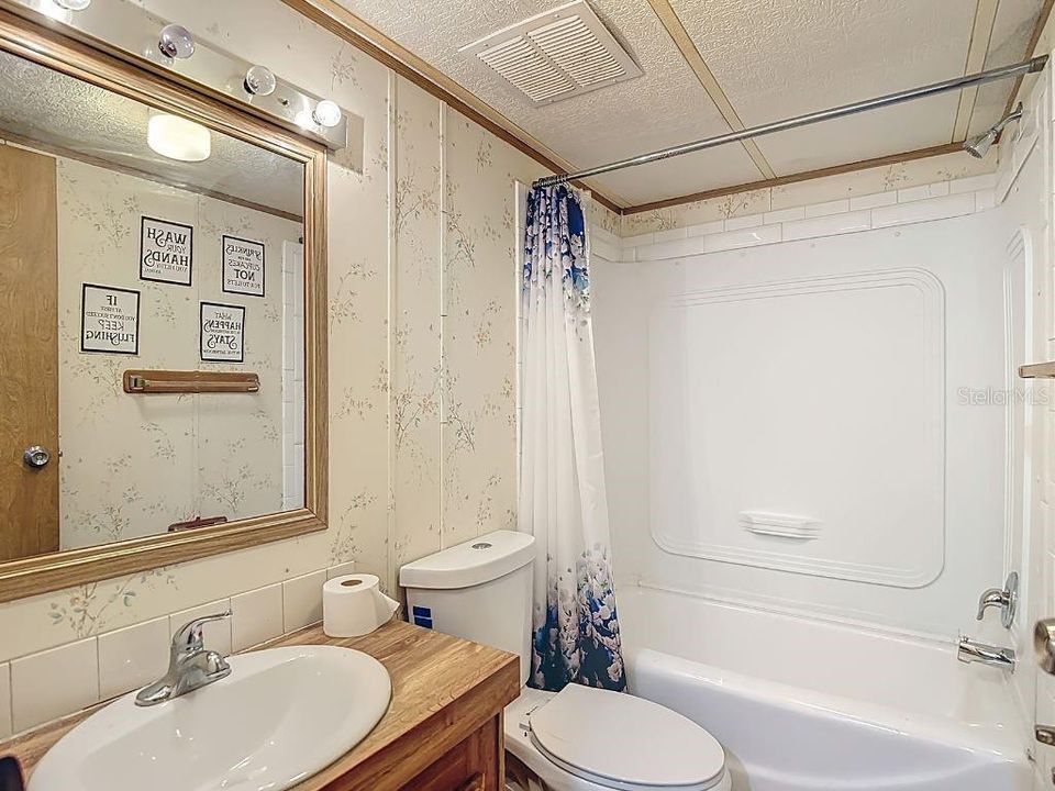 На продажу: $170,000 (2 спален, 2 ванн, 840 Квадратных фут)