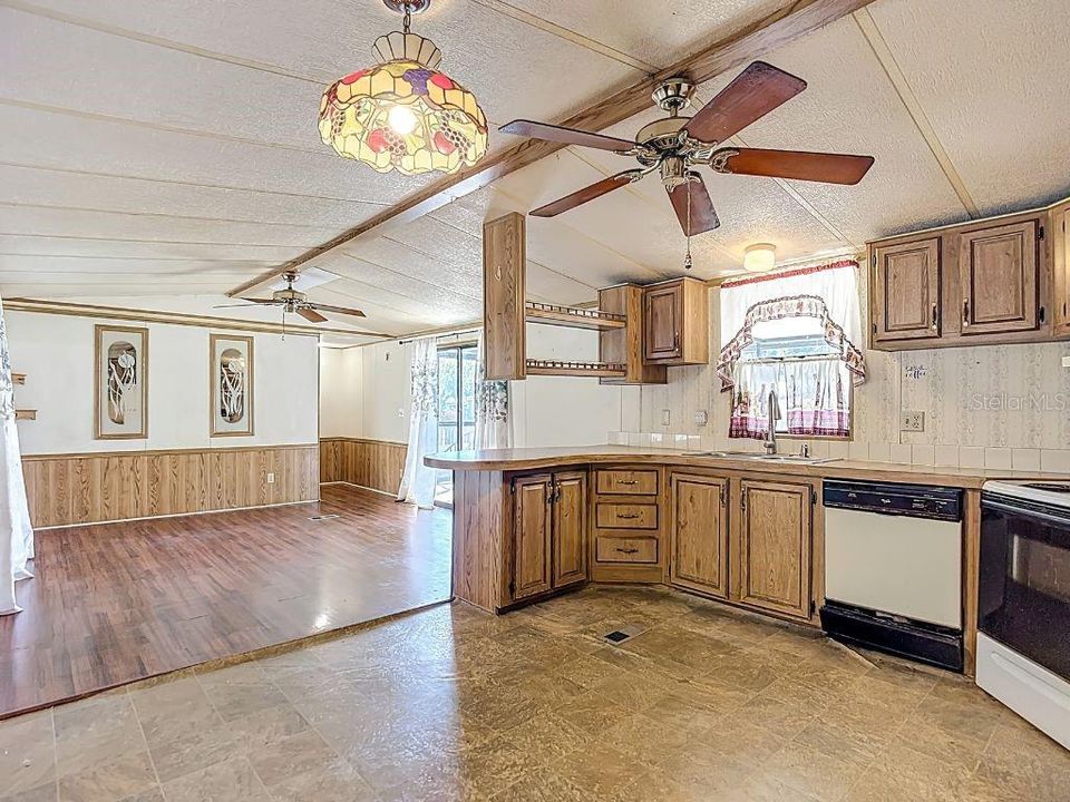 На продажу: $170,000 (2 спален, 2 ванн, 840 Квадратных фут)