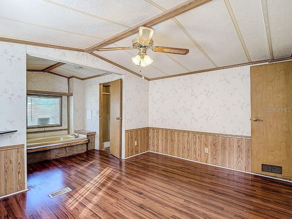 На продажу: $170,000 (2 спален, 2 ванн, 840 Квадратных фут)