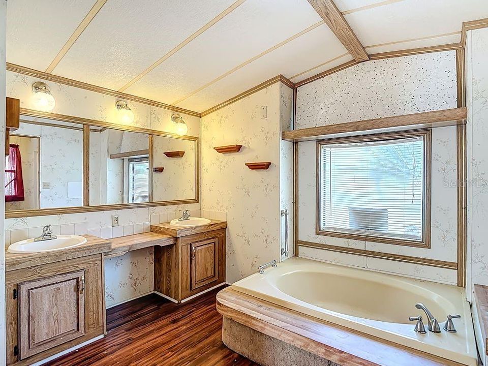 На продажу: $170,000 (2 спален, 2 ванн, 840 Квадратных фут)