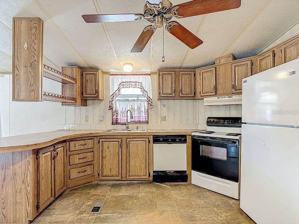 На продажу: $170,000 (2 спален, 2 ванн, 840 Квадратных фут)