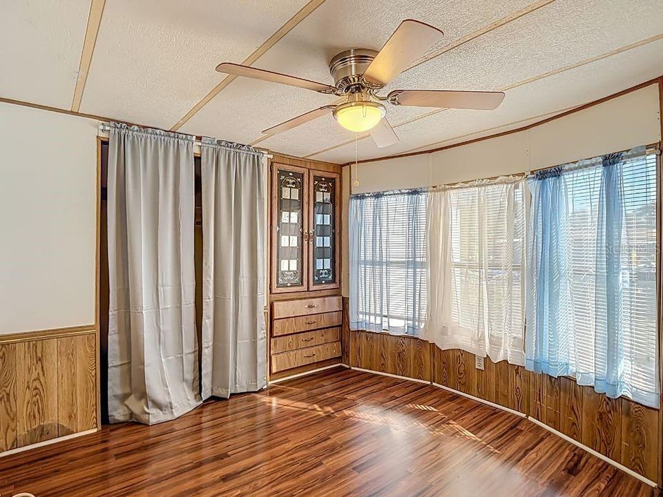 На продажу: $170,000 (2 спален, 2 ванн, 840 Квадратных фут)