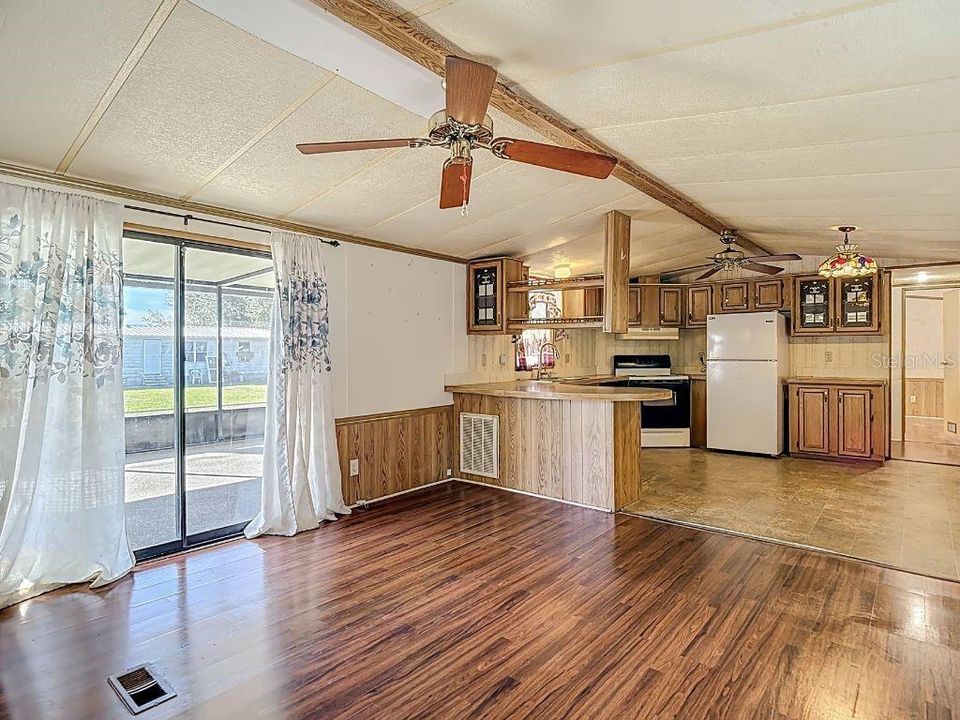 На продажу: $170,000 (2 спален, 2 ванн, 840 Квадратных фут)