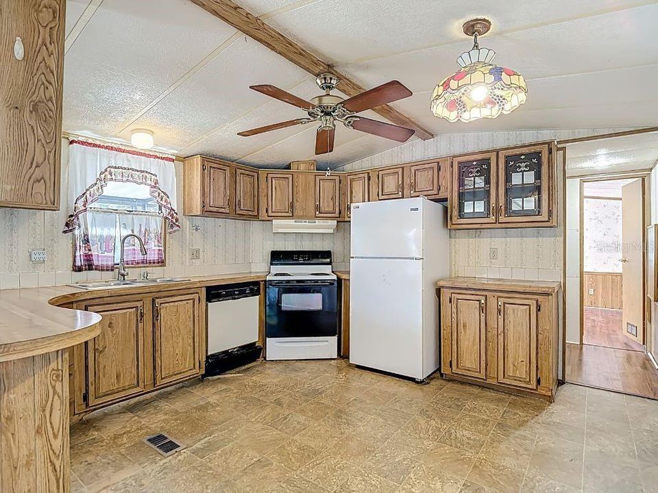 На продажу: $170,000 (2 спален, 2 ванн, 840 Квадратных фут)