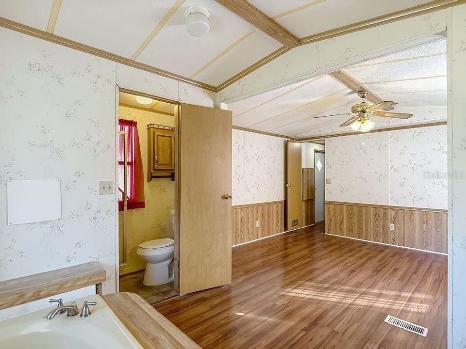 На продажу: $170,000 (2 спален, 2 ванн, 840 Квадратных фут)